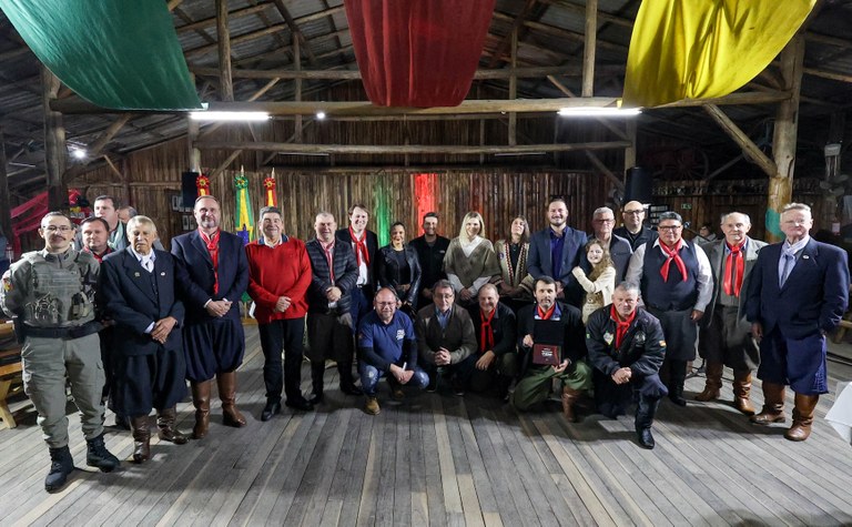 Câmara reconhece 40 anos do CTG Estância da Liberdade durante Sessão do Mérito Farroupilha
