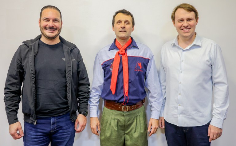 Patrão do CTG Estância da Liberdade faz visita institucional à Câmara