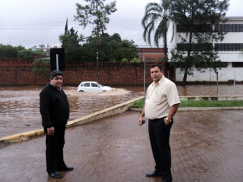 02/05/2011 - Chuva provoca alagamento em poucos minutos