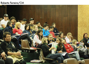 19/05/2010  - Alunos do Colégio Santa Catarina participam de sessão