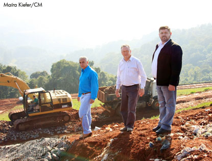 30/06/2010 - Vereadores vistoriam obras do lixão da Roselândia