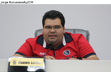 Alertas de segurança deverão ser colocados em acesso a escadas rolantes