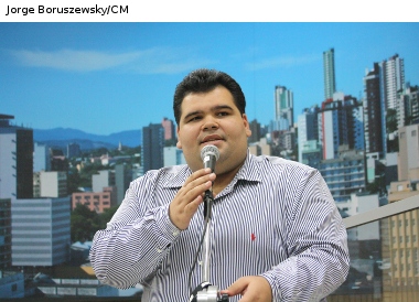 Alertas de segurança deverão ser colocados em acesso a escadas rolantes