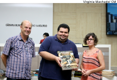 Câmara entrega mais de 300 livros à Biblioteca Municipal