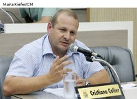 Coller pede retirada de postes de madeira em frente a escola municipal