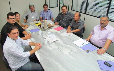 Comissão busca informações sobre licitação dos táxis