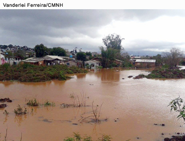  Criação da Bolsa Moradia Extraordinário aprovada em primeiro turno