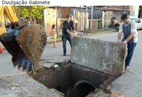 Gabinete - Desentupido esgoto da rua Luiz Renner de Ávila 