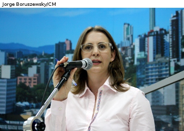 Diretora presta esclarecimentos sobre a Fundação de Saúde Pública de Novo Hamburgo