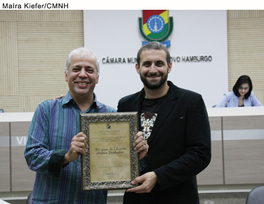 Eduardo Holmes é homenageado por 30 anos de carreira