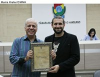 Eduardo Holmes é homenageado por 30 anos de carreira