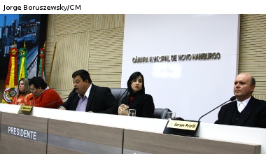 Em sessão extraordinária, vereadores aprovam correção em texto de lei