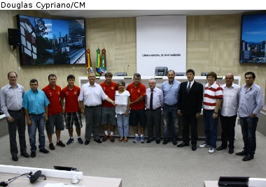 Equipe masculina de punhobol da Sociedade Ginástica é homenageada