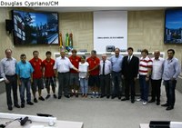 Equipe masculina de punhobol da Sociedade Ginástica é homenageada