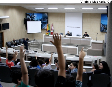 Estudantes da escola Martha Wartenberg visitam a Câmara 