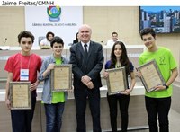 Estudantes hamburguenses são homenageados por suas conquistas