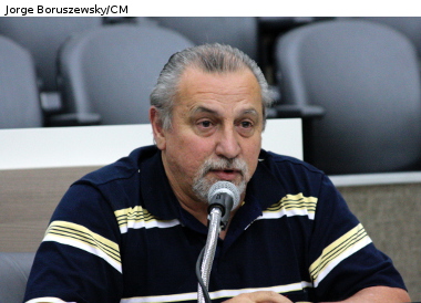 Farias pede troca de lâmpadas queimadas para garantir mais segurança