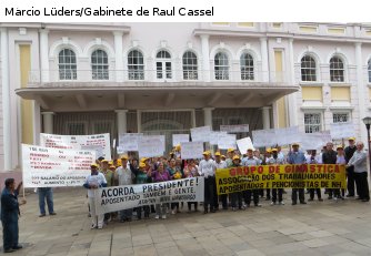 Gabinete: Aposentados protestam por melhores condições  