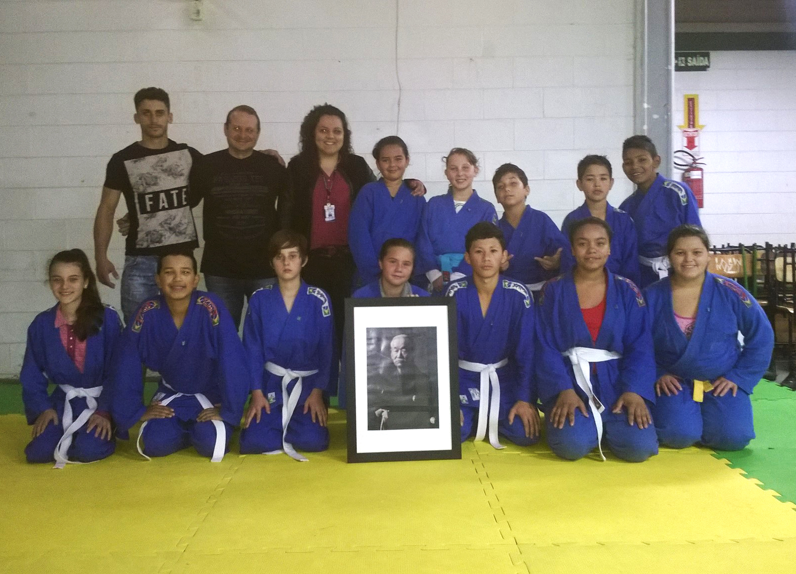 Gabinete: Cristiano Coller doa quadro de fundador de judô para escola Arnaldo Grin