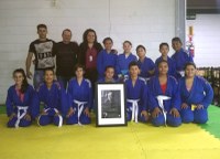 Gabinete: Cristiano Coller doa quadro de fundador de judô para escola Arnaldo Grin