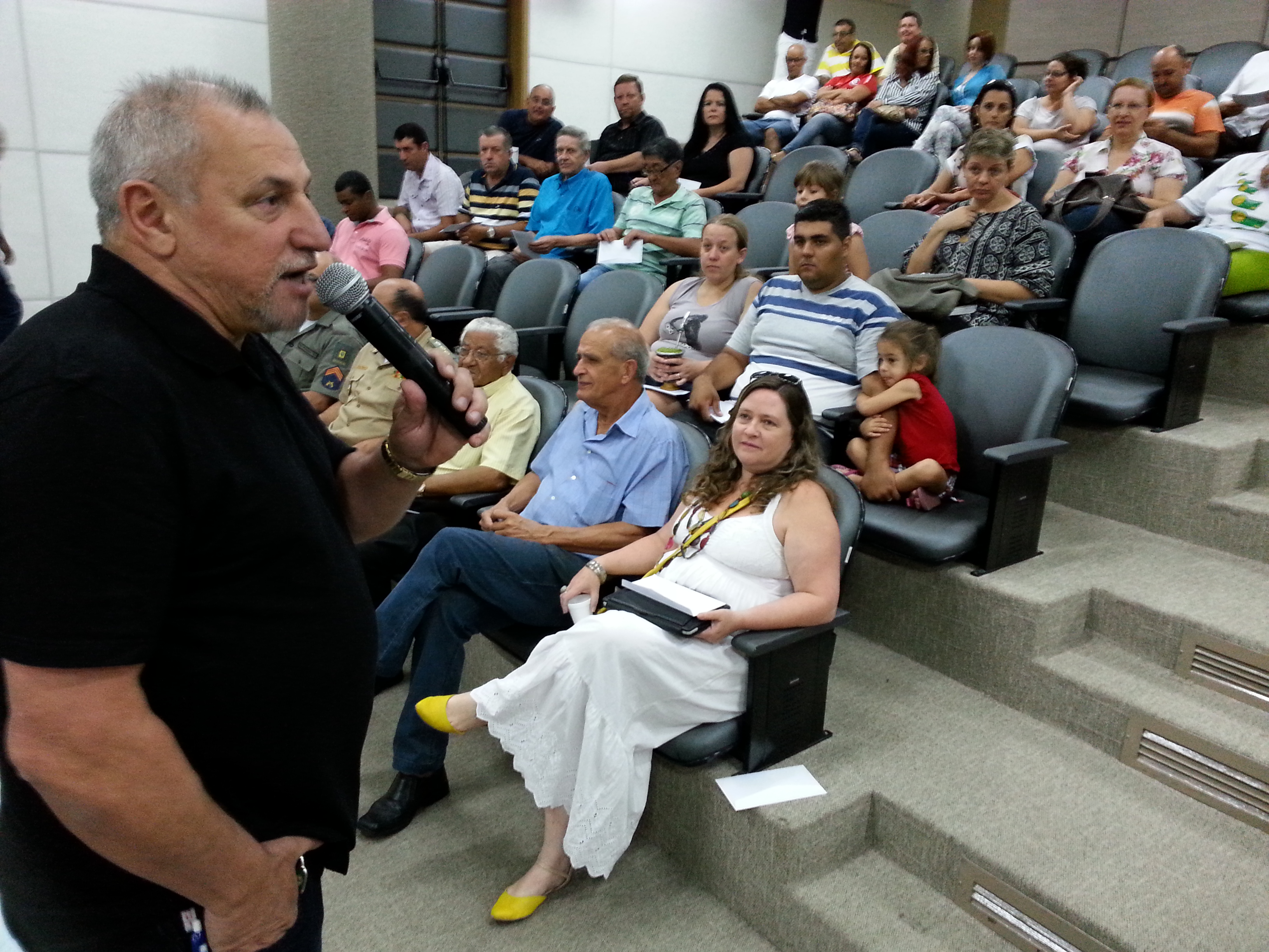 Gabinete: Farias presta contas de seu mandato no Plenário 