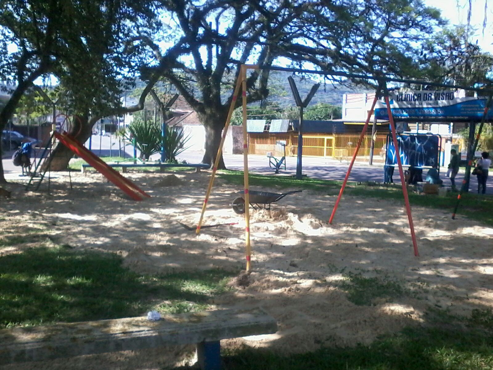 Gabinete: Feita a recolocação dos brinquedos da praça Fernando Ferrari