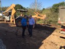 Gabinete: Jorge Tatsch e o prefeito Luis Lauermann fiscalizam obra no bairro Santo Afonso
