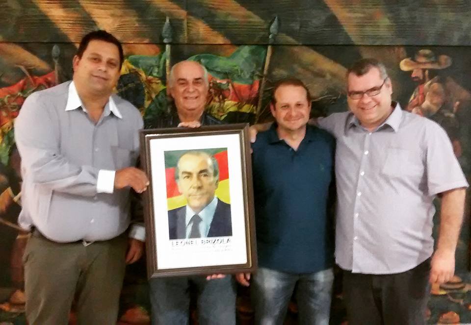 Gabinete: Lucas recebe de presente quadro de Leonel Brizola