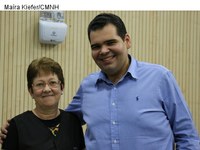 Gabinete: Naasom Luciano presta homenagem à funcionária da Casa 