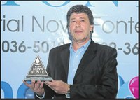 Gabinete: Serjão recebe prêmio Destaque do bairro Canudos 