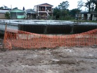 Gabinete: Serjão vistoria construção de ponte no bairro Canudos