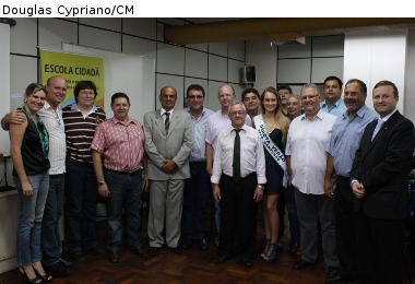 - Garota Verão acompanha sessão da Câmara