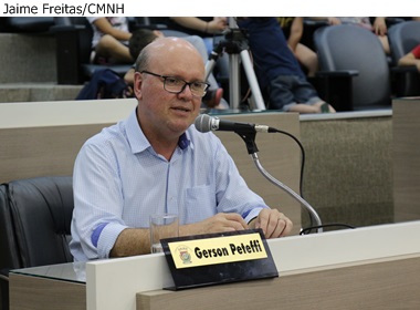 Gerson Peteffi é homenageado por seus 35 anos como médico da rede pública de Novo Hamburgo