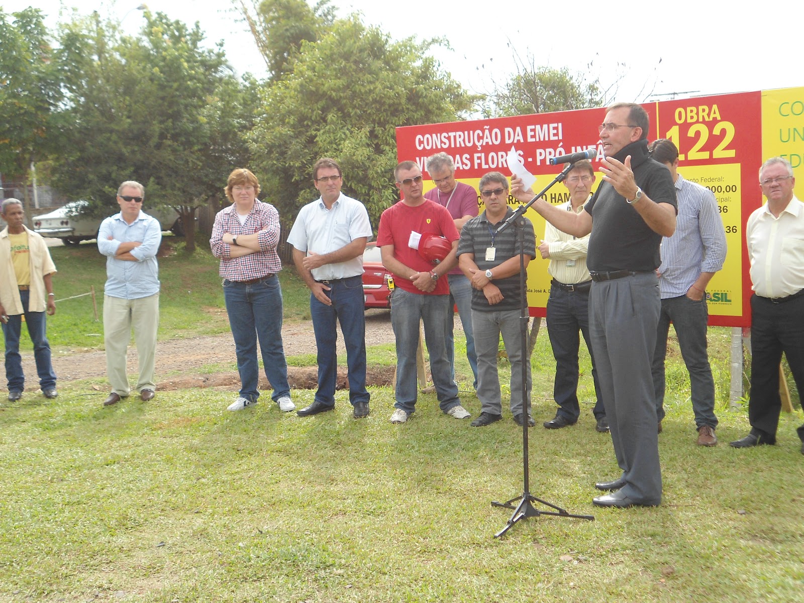 Legislativo na obra de construção da EMEI Vila das Flores