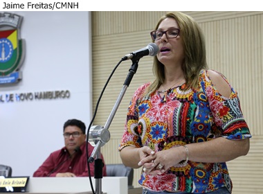 Por meio de tribuna popular, cidadã relata problema com canalização de esgoto