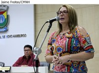 Por meio de tribuna popular, cidadã relata problema com canalização de esgoto