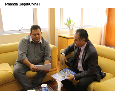 Prefeito em exercício entrega à Câmara projeto de lei que institui a Semana da Bíblia