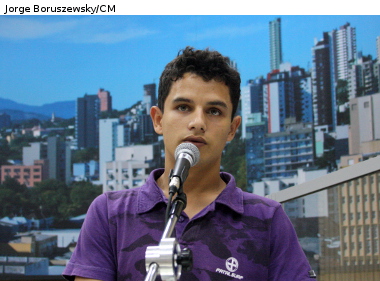 Presidente da Associação Cultural Kephas fala na tribuna popular