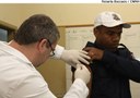Enfermeiro Vilmar aplica vacina em servidores e comunidade