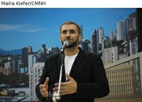 Professor Issur Koch cobra melhorias na educação