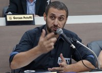 Professor Issur Koch solicita academia ao ar livre para a rua Santa Maria