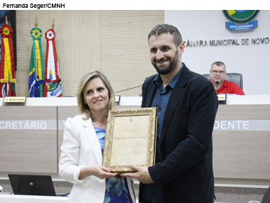 Professora é homenageada por seus 25 anos de trabalho