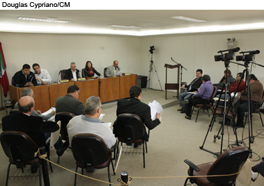 PL chama atenção para descumprimento de lei em bancos