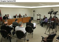 PL chama atenção para descumprimento de lei em bancos