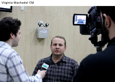 Projeto permite publicidade no vidro traseiro de táxis