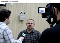 Projeto permite publicidade no vidro traseiro de táxis