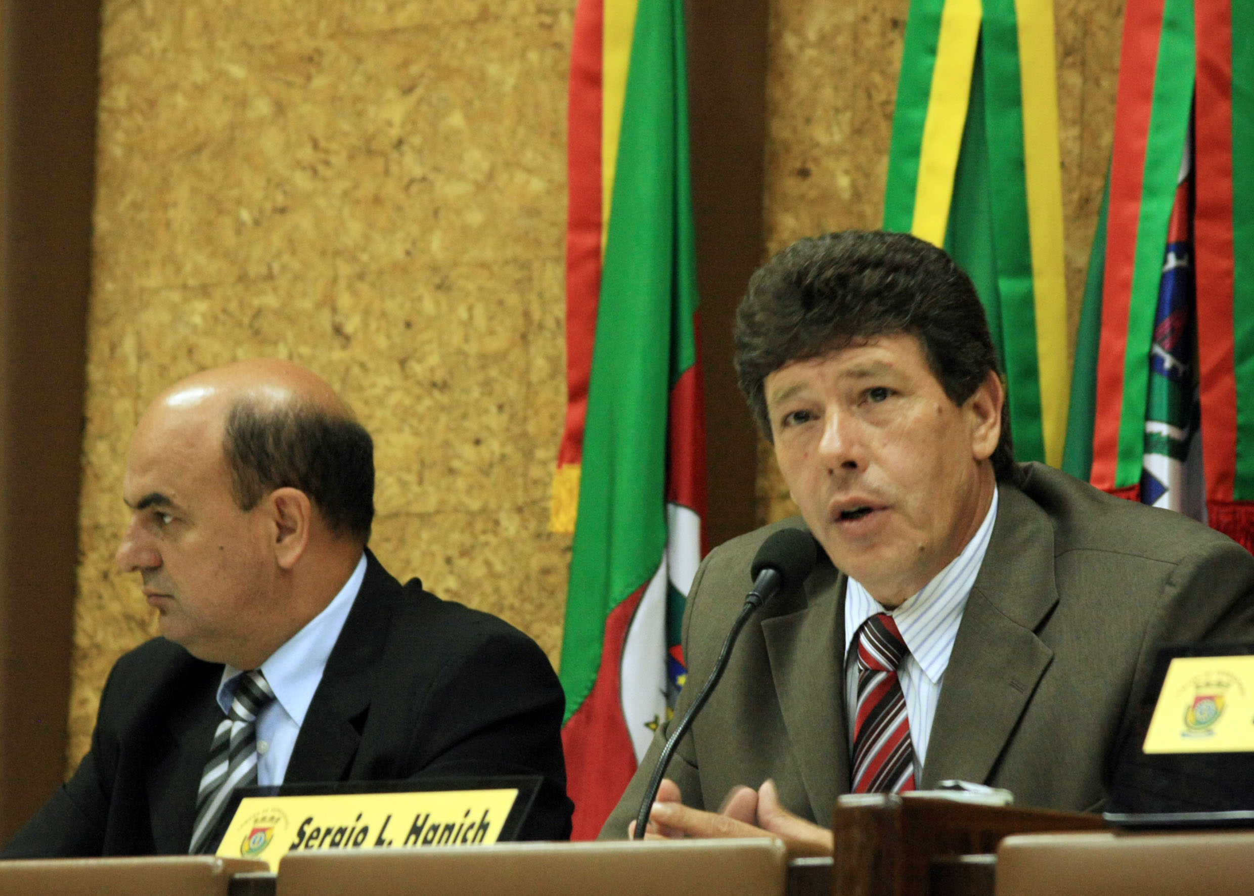 Serjão faz levantamento sobre vagas em creches