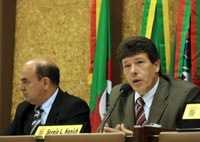 Serjão faz levantamento sobre vagas em creches