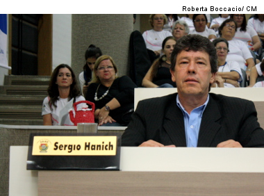 Serjão pede identificação de parada na rua Colúmbia