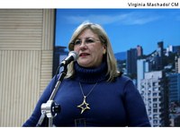 Servidora é homenageada por 10 anos de trabalho na Casa